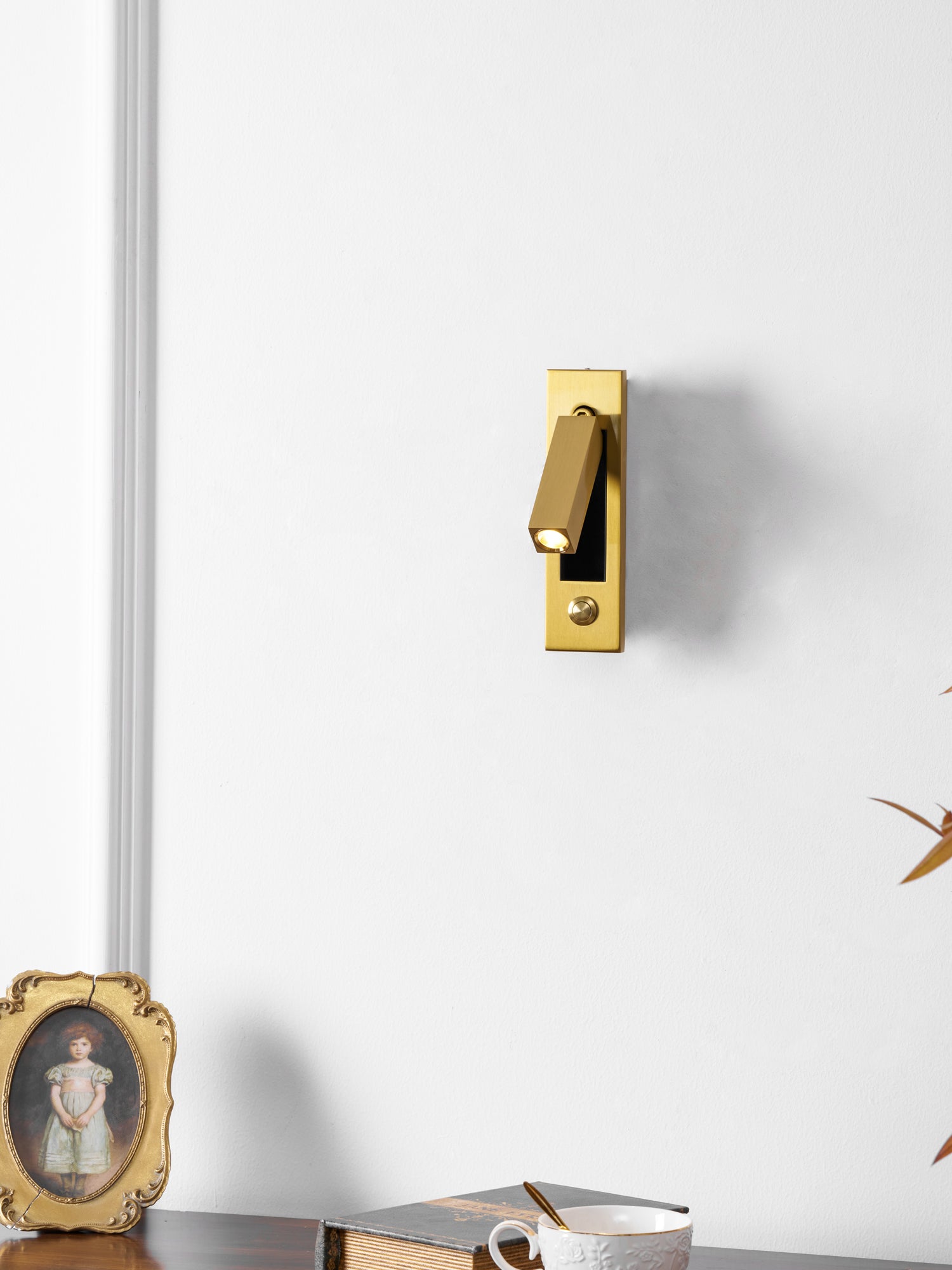 Modern Minimalist Embedded Aluminum LED Wall Sconce 1-Light