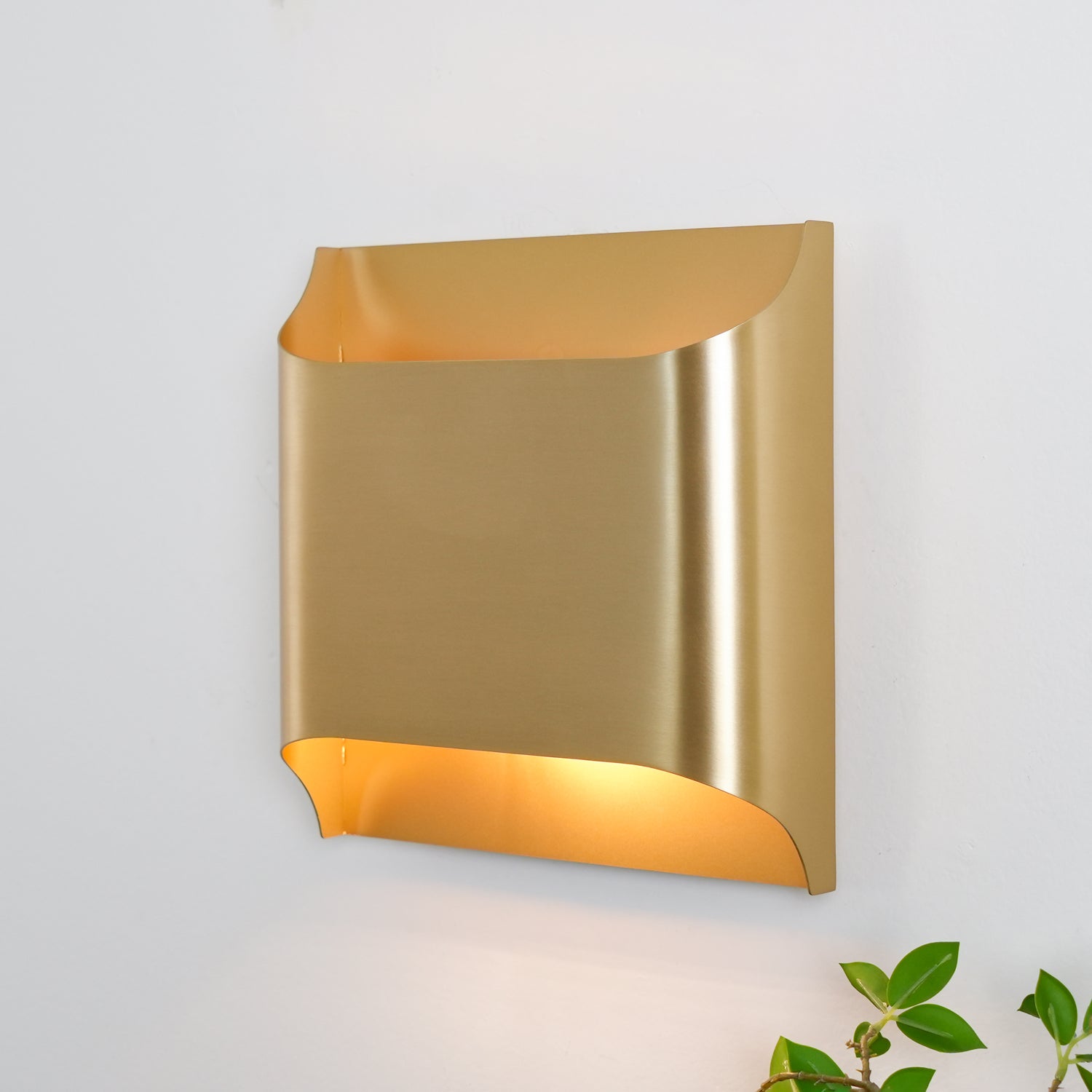 Modern Curved Brass LED Wall Sconce 1-Light