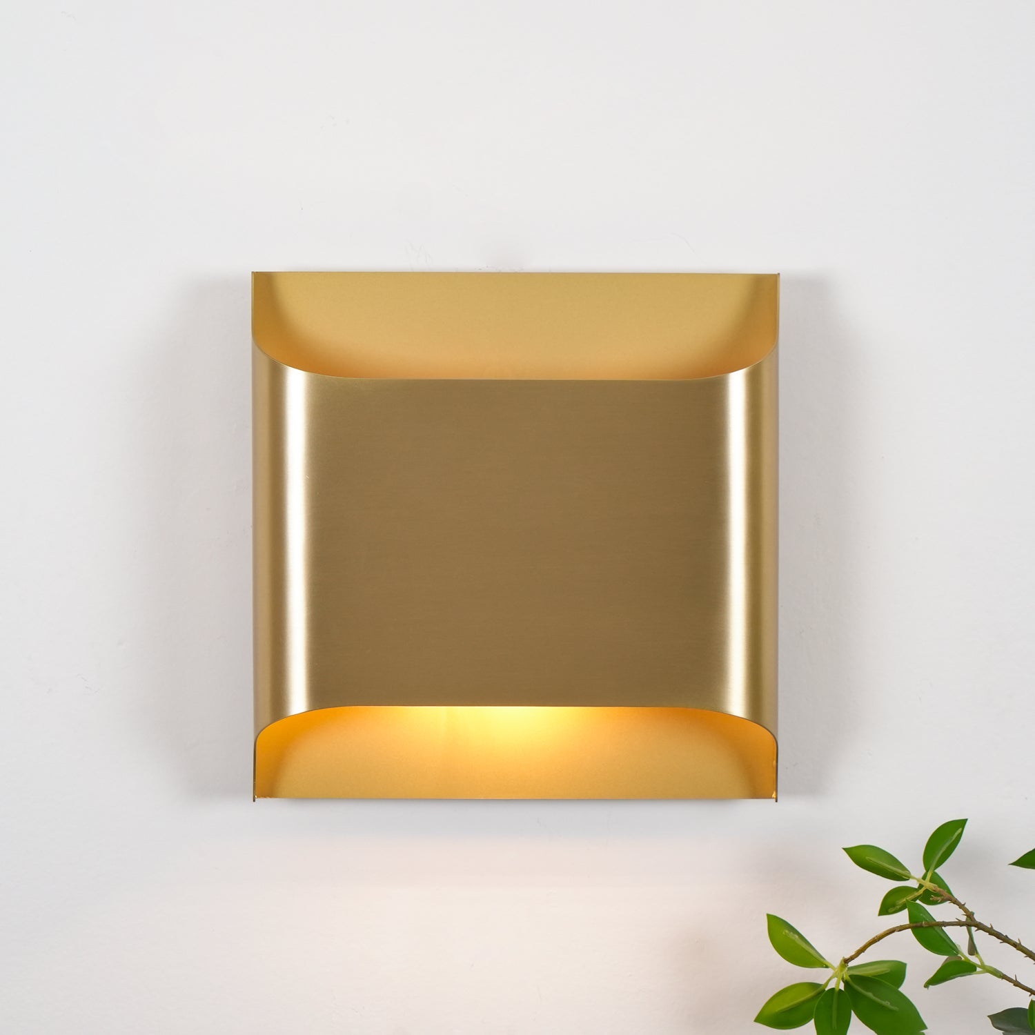 Modern Curved Brass LED Wall Sconce 1-Light