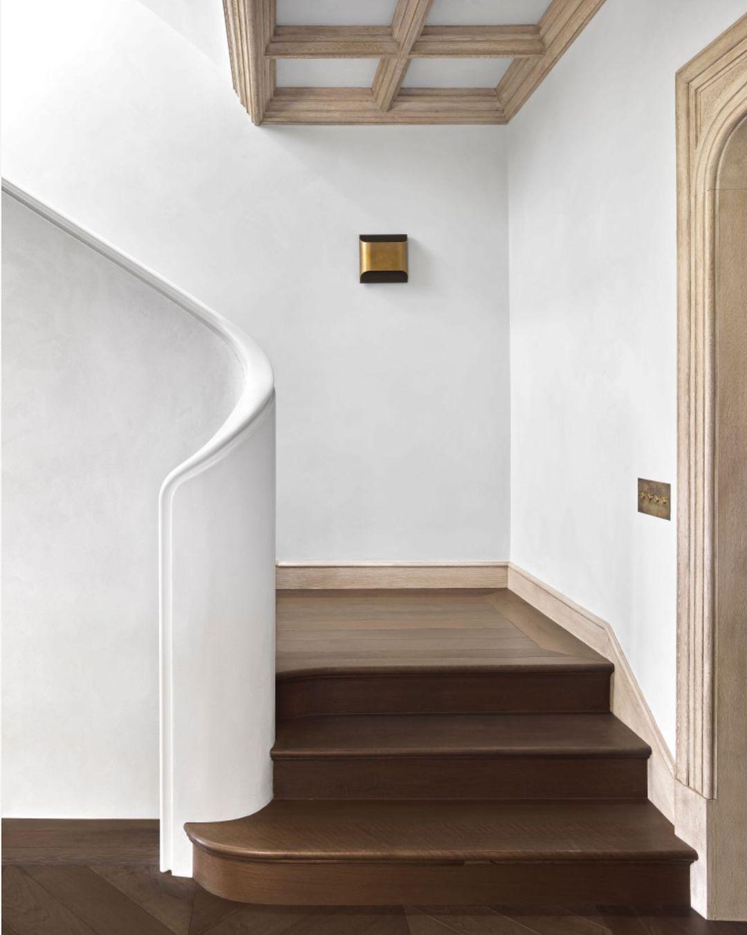 Modern Curved Brass LED Wall Sconce 1-Light