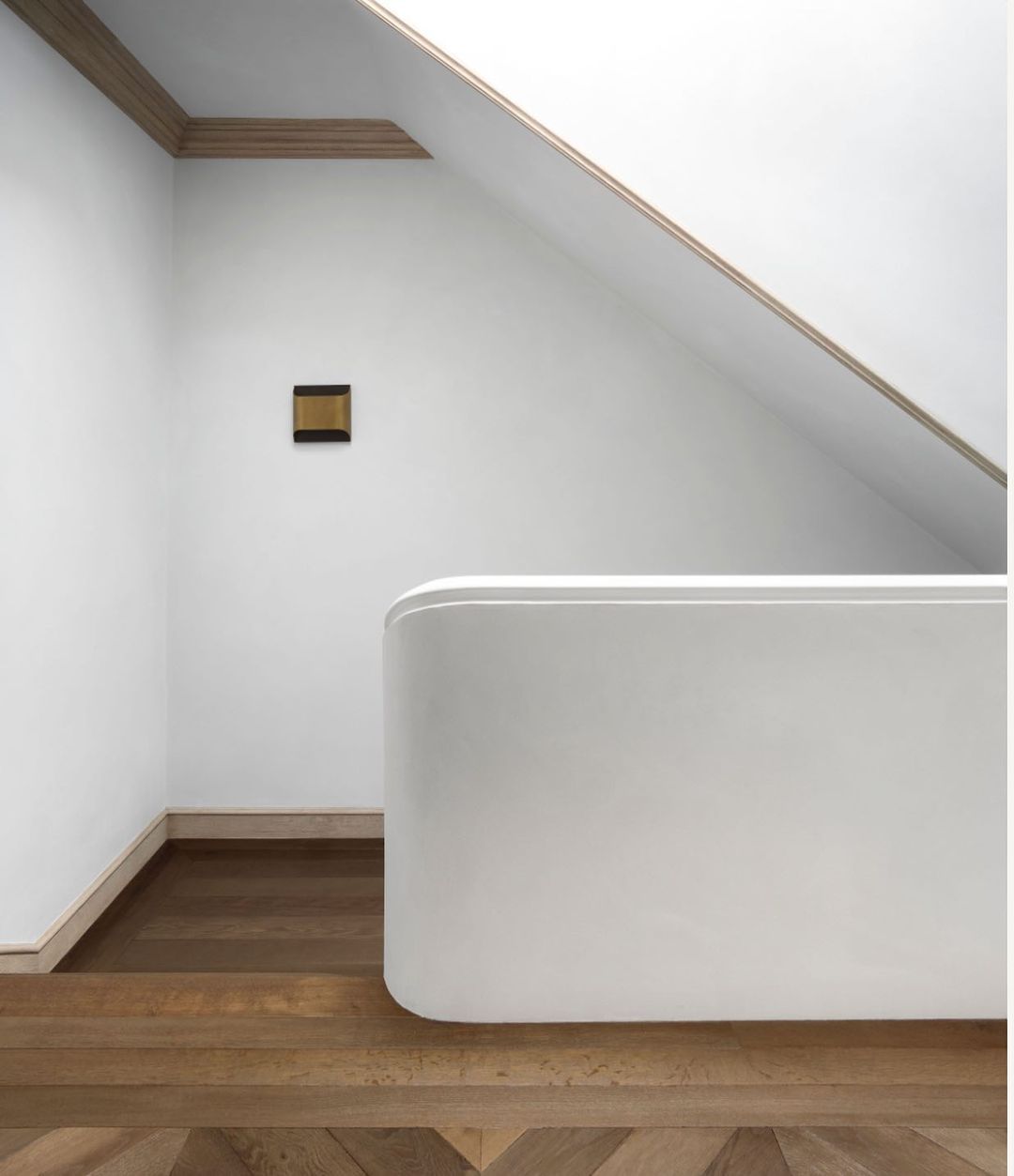 Modern Curved Brass LED Wall Sconce 1-Light